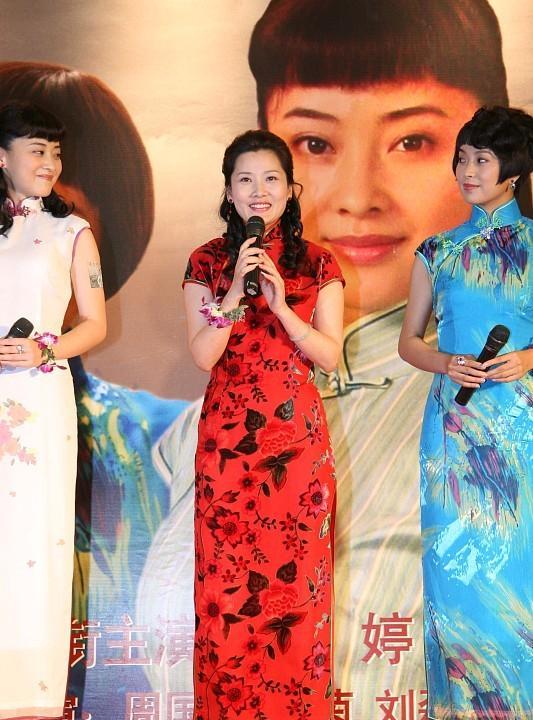 波波的时尚 何赛飞真是个“保养怪”，真看不出是快60岁的人，穿旗袍优雅大气