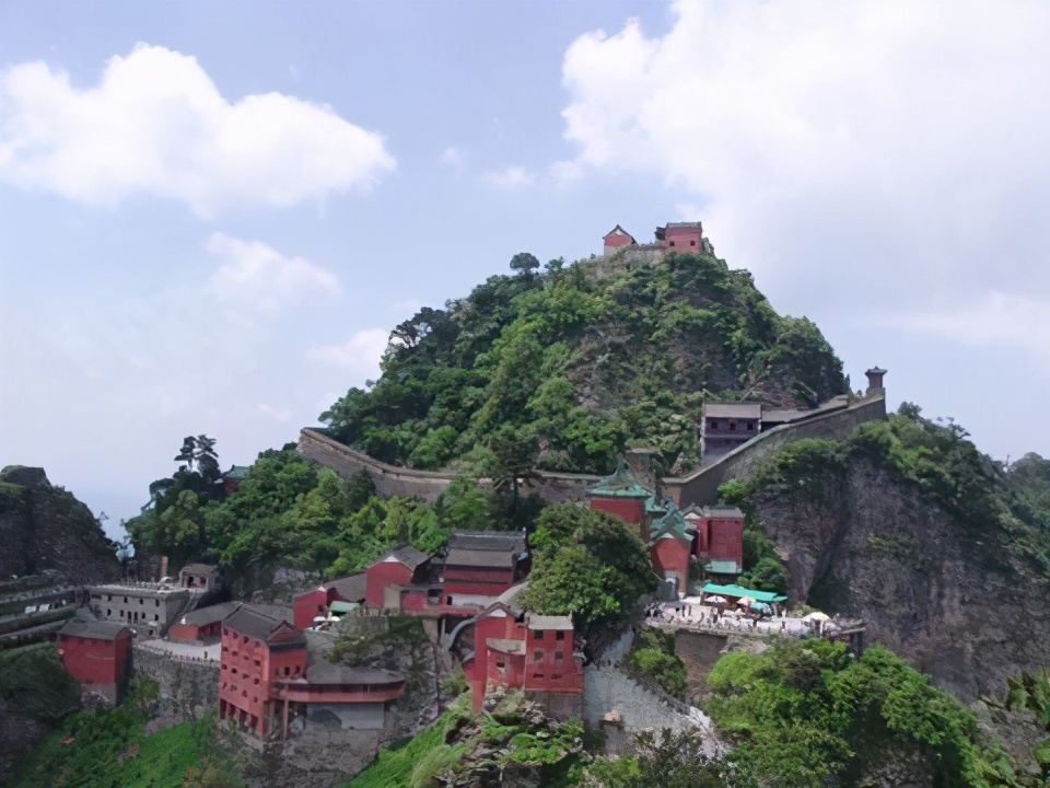 武当山 湖北“任性”景区，门票高达235元，游客却络绎不绝