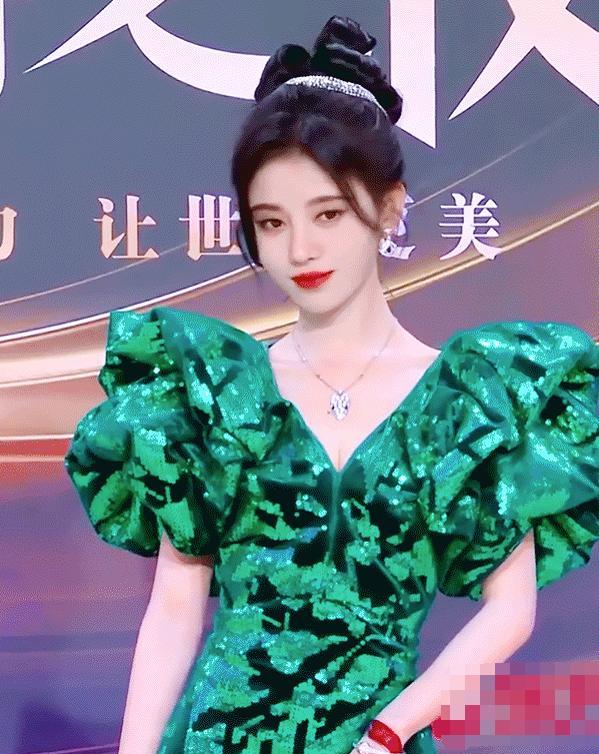 鞠婧祎|同为90斤鞠婧祎吴宣仪并肩站，看清两人腰部，竟是粗一倍的差距？