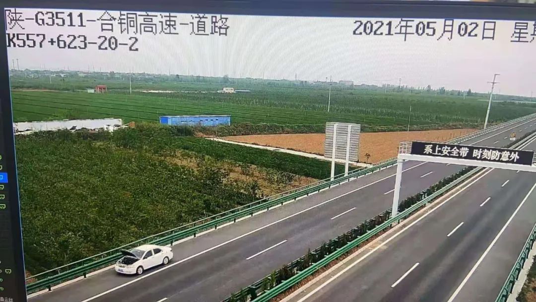 大秦直道wn 五一假期第二天  渭南公安交警风雨中守护道路畅通