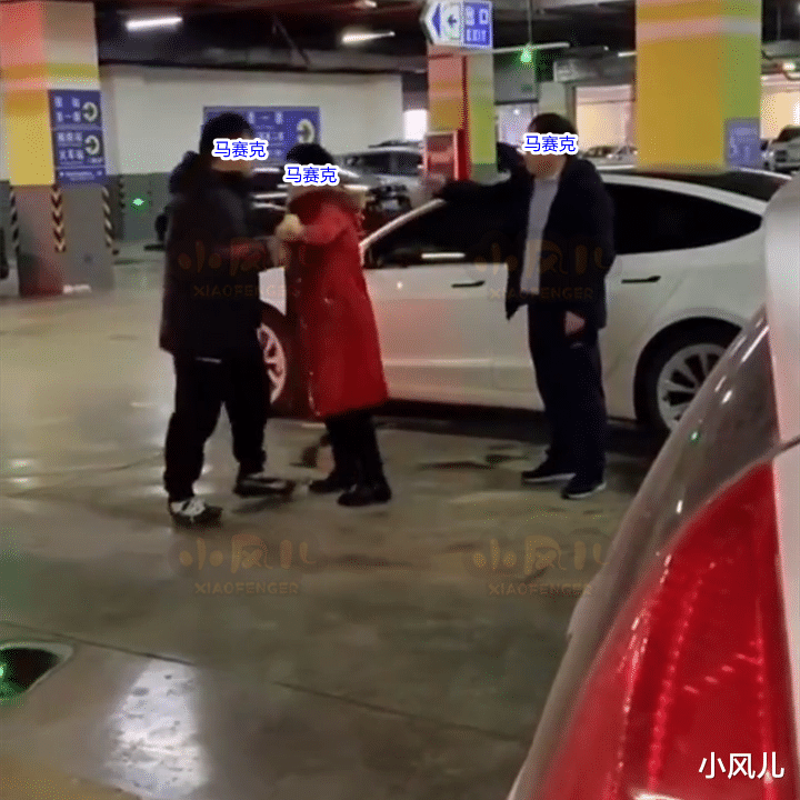 男子停车场殴打父亲,拉都拉不住,网友:这种儿子不要也罢