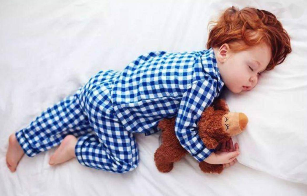 Ainee妈咪|婴儿睡后翻滚有原因，家长反思自己的带娃方式后，或许能找到答案