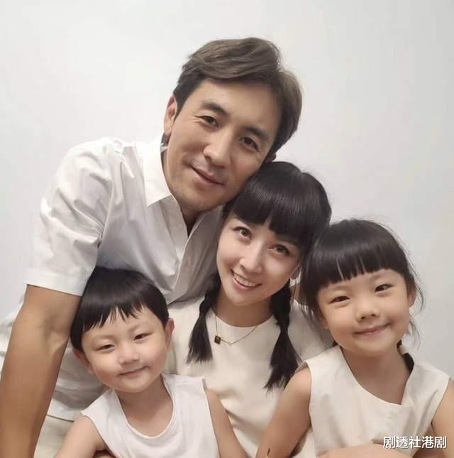 谭俊彦|TVB视帝爱妻惊喜现身！五官精致身材凹凸有致，当年因未婚先孕结婚