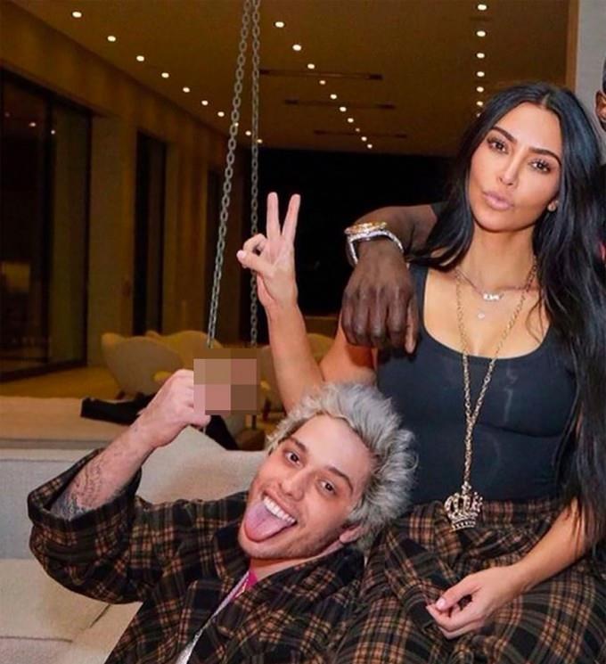 金·卡戴珊|不理皮特了！卡戴珊与前夫坎耶一起出现在迈阿密纪念朋友阿布洛