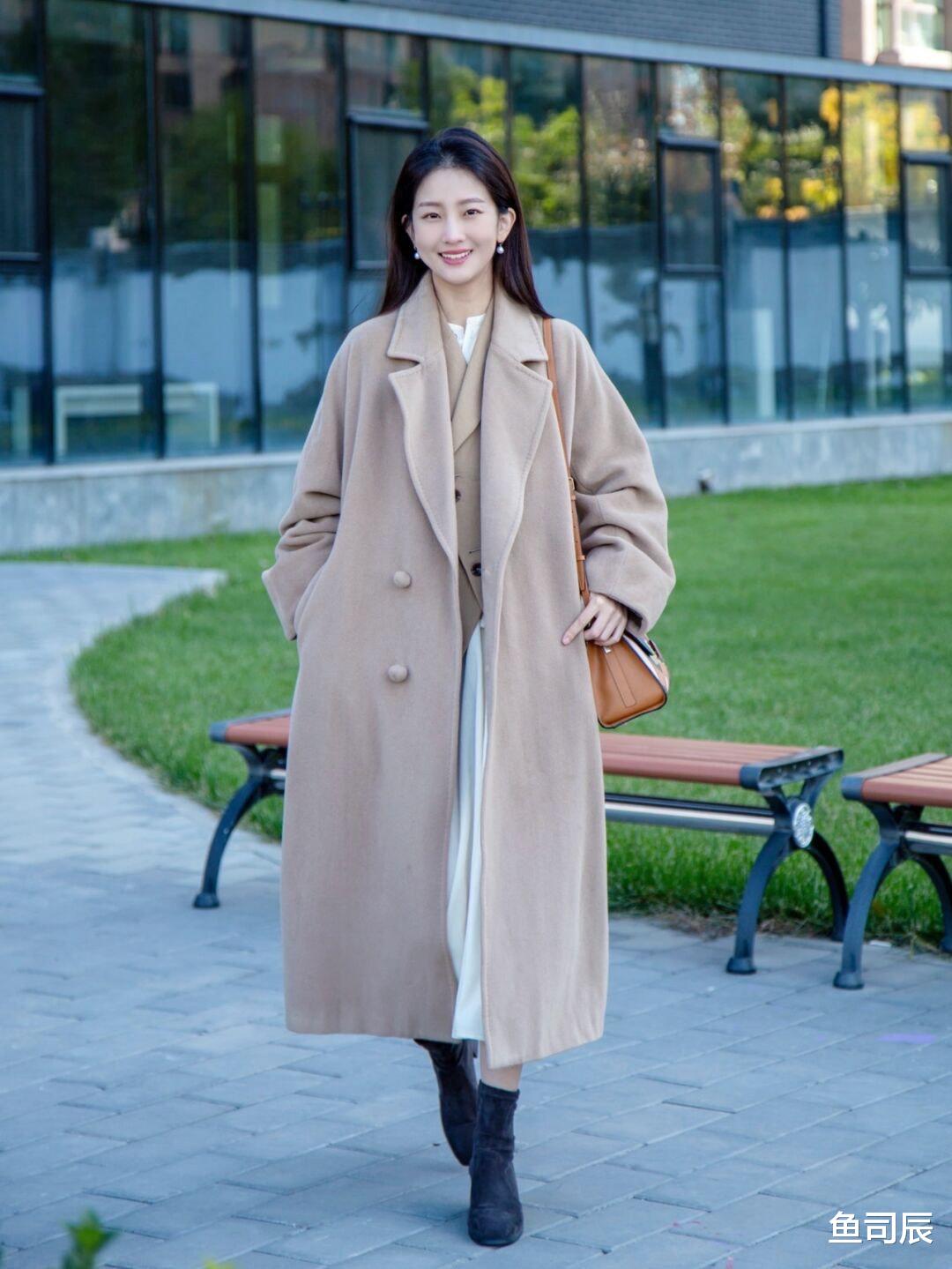 鱼司辰 秋冬季节不知道穿什么？一件毛呢大衣全搞定，让你美出新高度