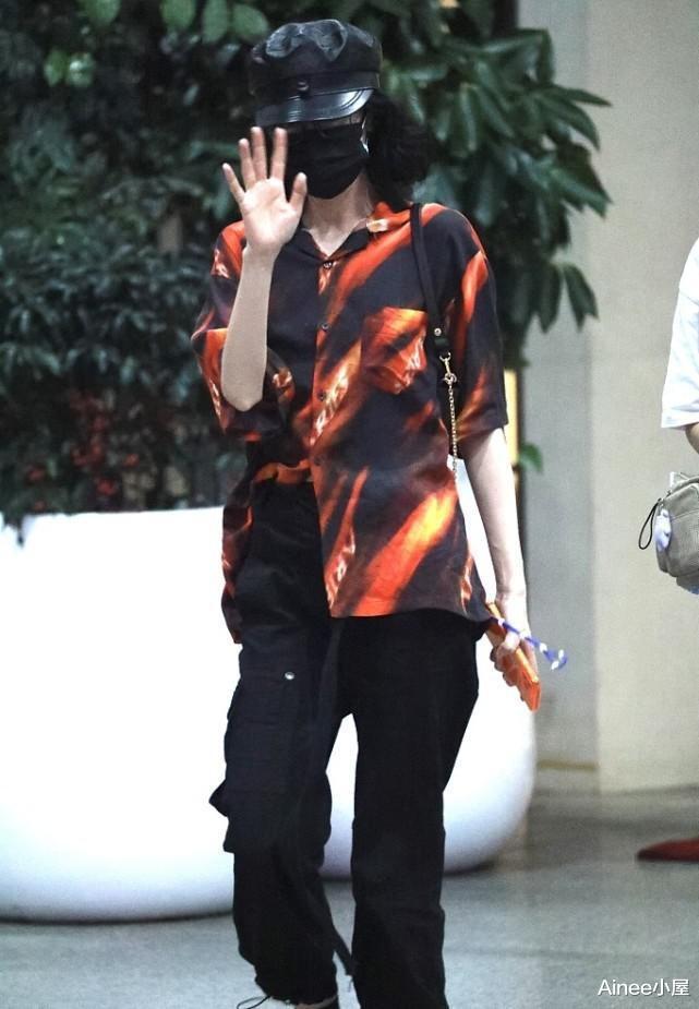 衬衫|迪丽热巴私下还挺“叛逆”的，野性衬衫配工装裤，看着还挺酷的