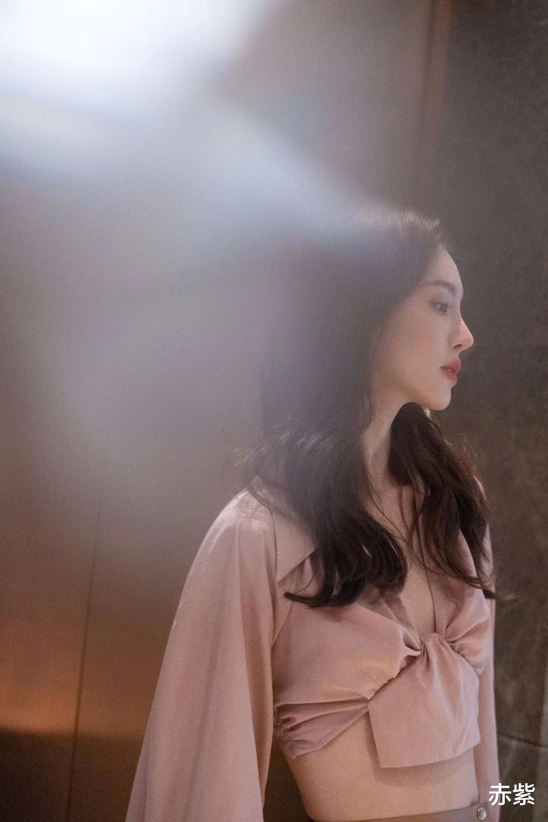 穿衣搭配|换季种草金晨这一身穿搭，干练时髦有女王风