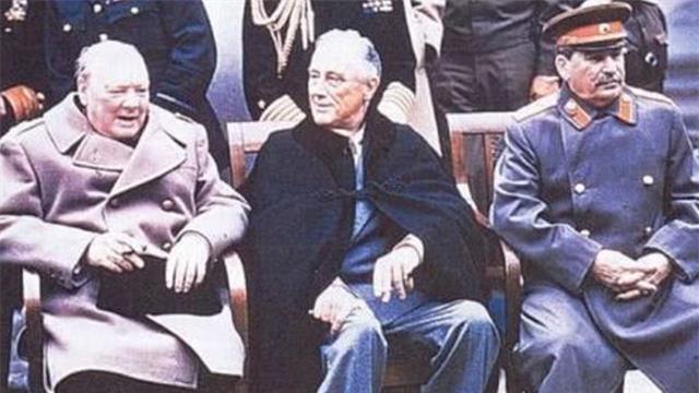 DEEP深度世界|二战三巨头合影，为何罗斯福永远坐在中间？背后用意不简单