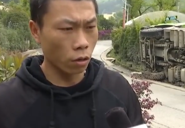 花店将名贵桂花树养在路边,货车司机侧翻全部压坏,老板:赔30万