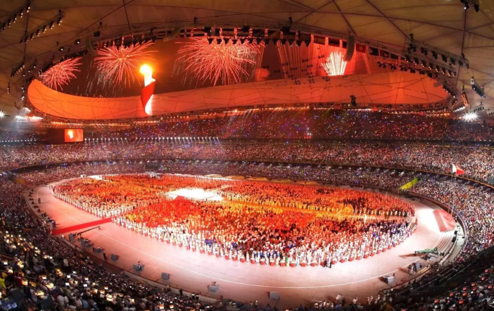 张艺谋|张艺谋豪掷240万买定制版，39岁陈婷低调陪同，全程坐在一旁