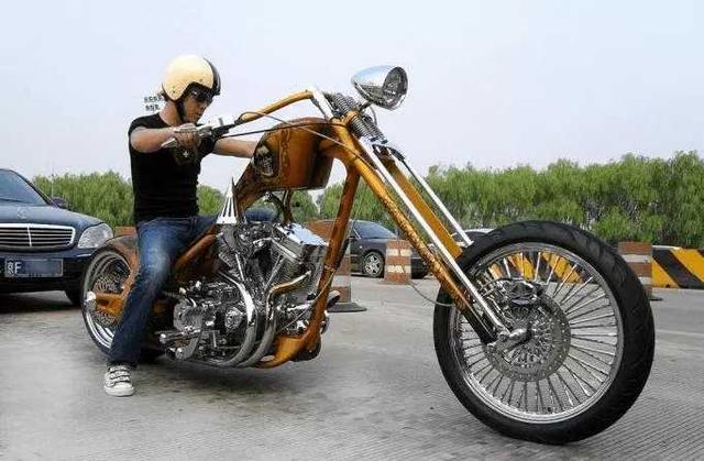 杨坤|48岁杨坤国外定制“黄金”摩托车：价格超100万，开演唱会都开着