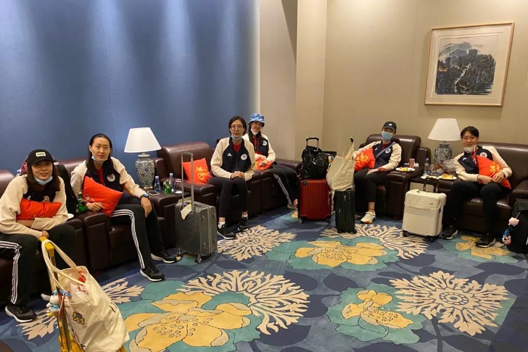 意大利队|郎平带中国女排抵达意大利！张常宁领13将合照，全副武装，斗志昂扬