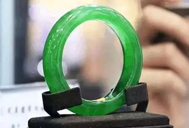 |几千块的翡翠，和上万元的翡翠，到底有什么区别？