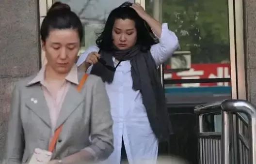 一天,19岁女大学生訾晓敏给45岁张铁林打电话:铁林哥,我好像怀孕了
