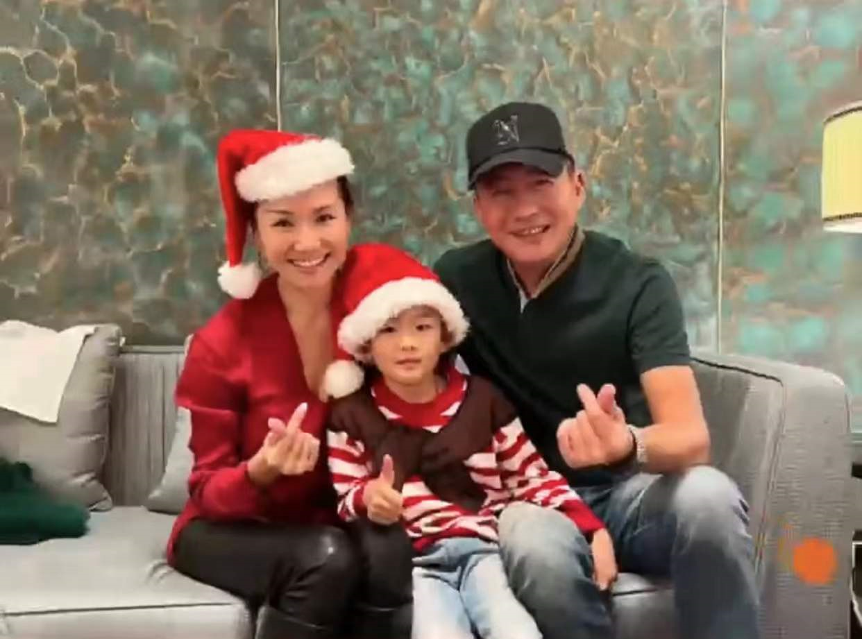 江珊|江珊57岁前夫罕晒全家福，41岁富商妻子身材苗条，5岁儿子神似爸