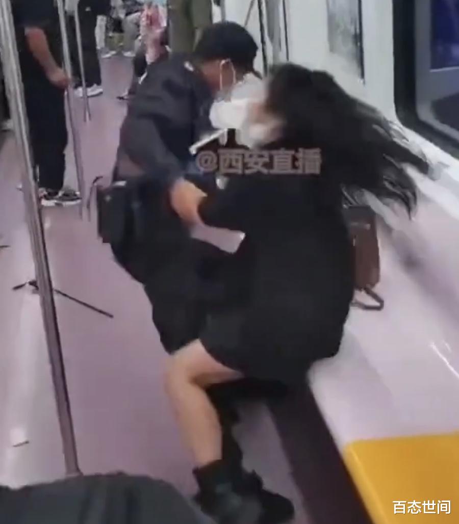 保安 女乘客地铁与人争执被保安强行拖出车厢扯坏衣服，西安地铁回应