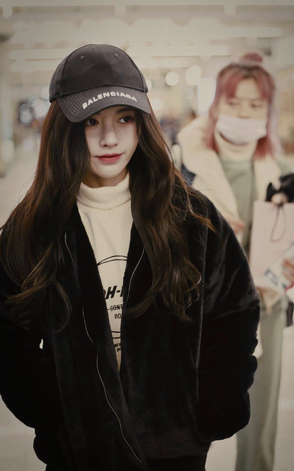 鞠婧祎|鞠婧祎生图曝真实颜值！山根粗壮被指异物明显，脸颊还有奇怪小坑