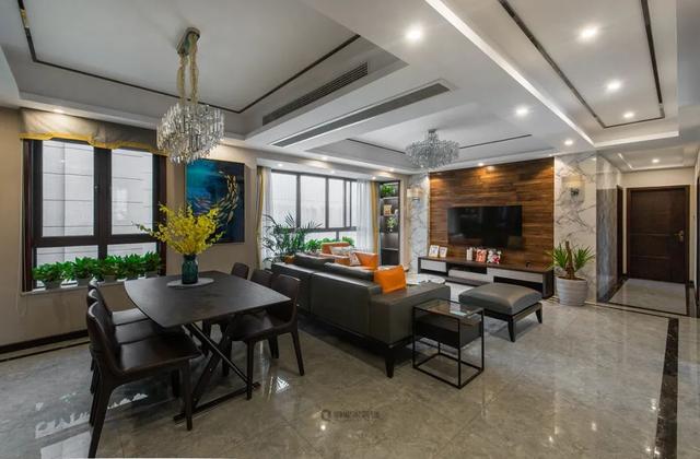 120㎡现代轻奢，深色家具+鲜艳软装，营造稳重又活泼的空间