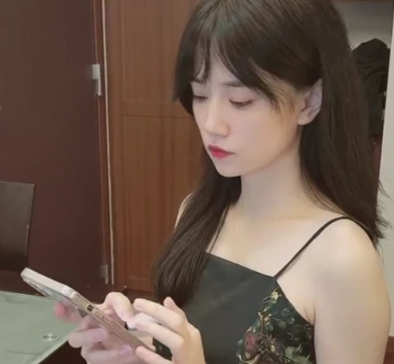 王者荣耀|关掉所有美颜特效之后，沫子大方晒素颜照，拍摄地点信息量太大