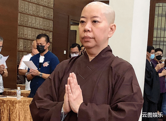 |55岁女星直播剃度出家引热议！回应：已跟老公离婚，儿子引以为荣