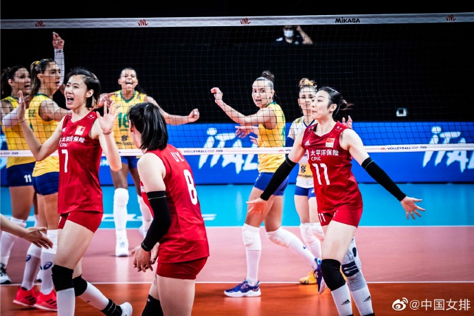 张常宁|打崩巴西！张常宁带队自拍庆祝，女排全体笑开花，郎平这一招神了