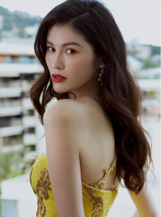 灵熙说珠宝 何穗11套礼服，尽显霸气模特气质，优雅中略带性感