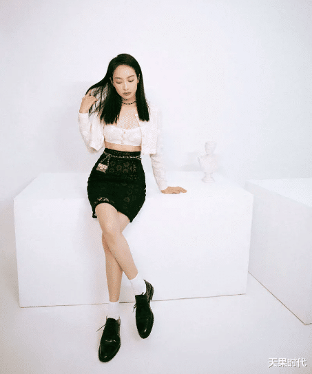 婚姻|宋茜上演OL诱惑,露脐小香风配裹身镂空裙,勾勒出迷人的曲线