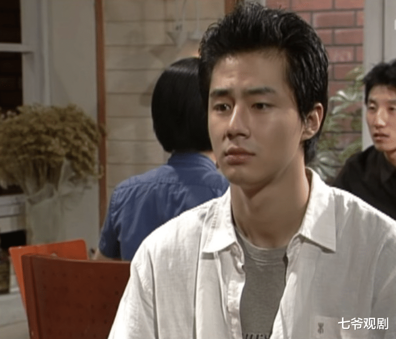 黄晓明|一年一部戏,《摩加迪沙》冲奥去了,天真貌美的赵寅成好运来了