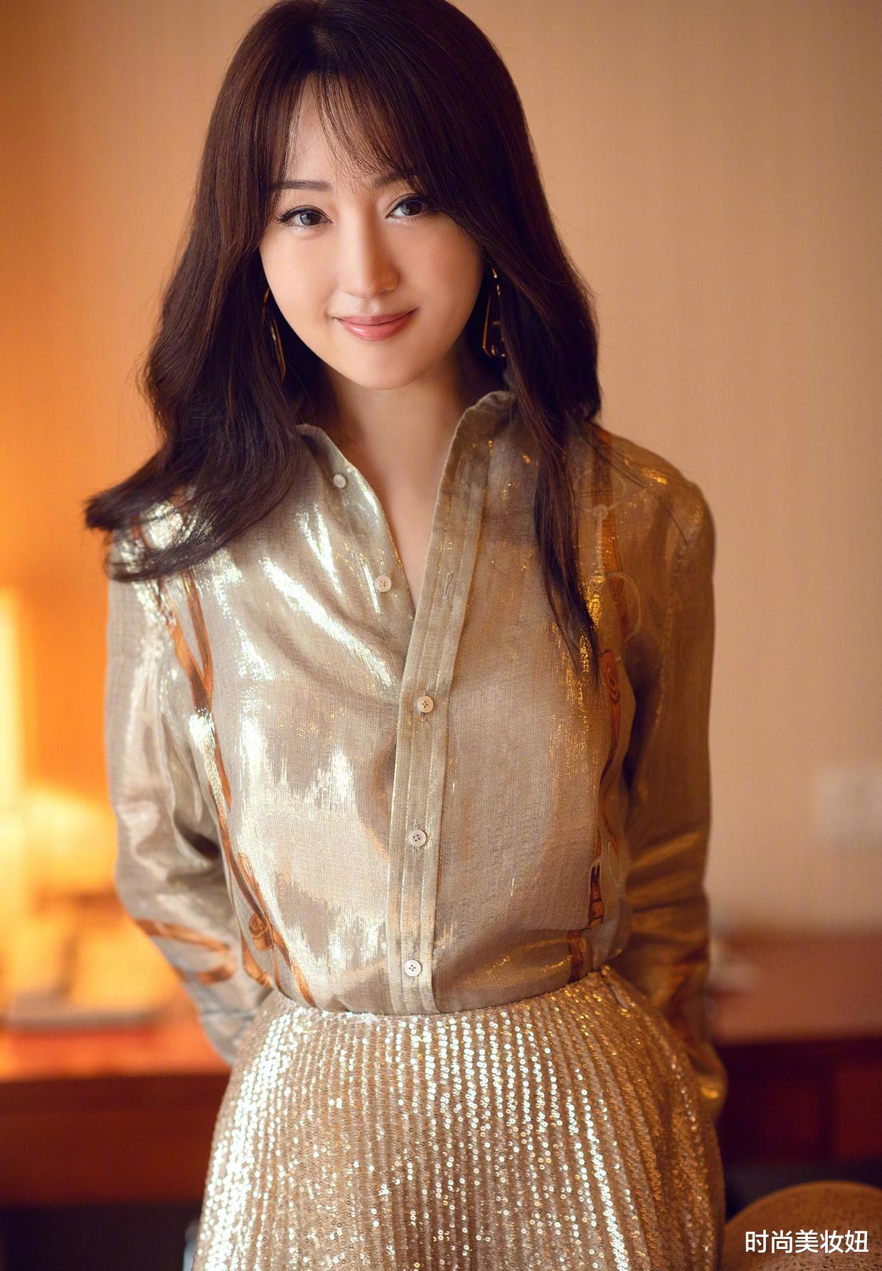 杨钰莹|杨钰莹被拍生图好惊艳，穿蓝色衬衫裙仍像少女，小腿肌肉好抢镜