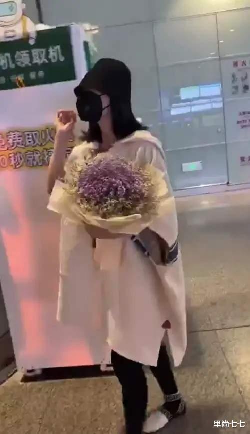 里尚七七|谢娜产后低调走机场，悄悄卸货身材浮肿走路沉，包裹严实怕被认出