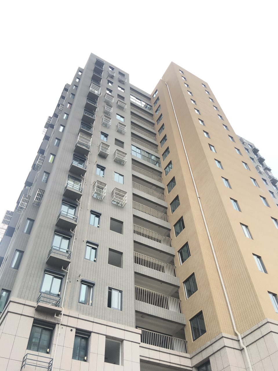 |两梯四户连廊房，中间两户都是我的，物业凭啥不让我封中间走廊？