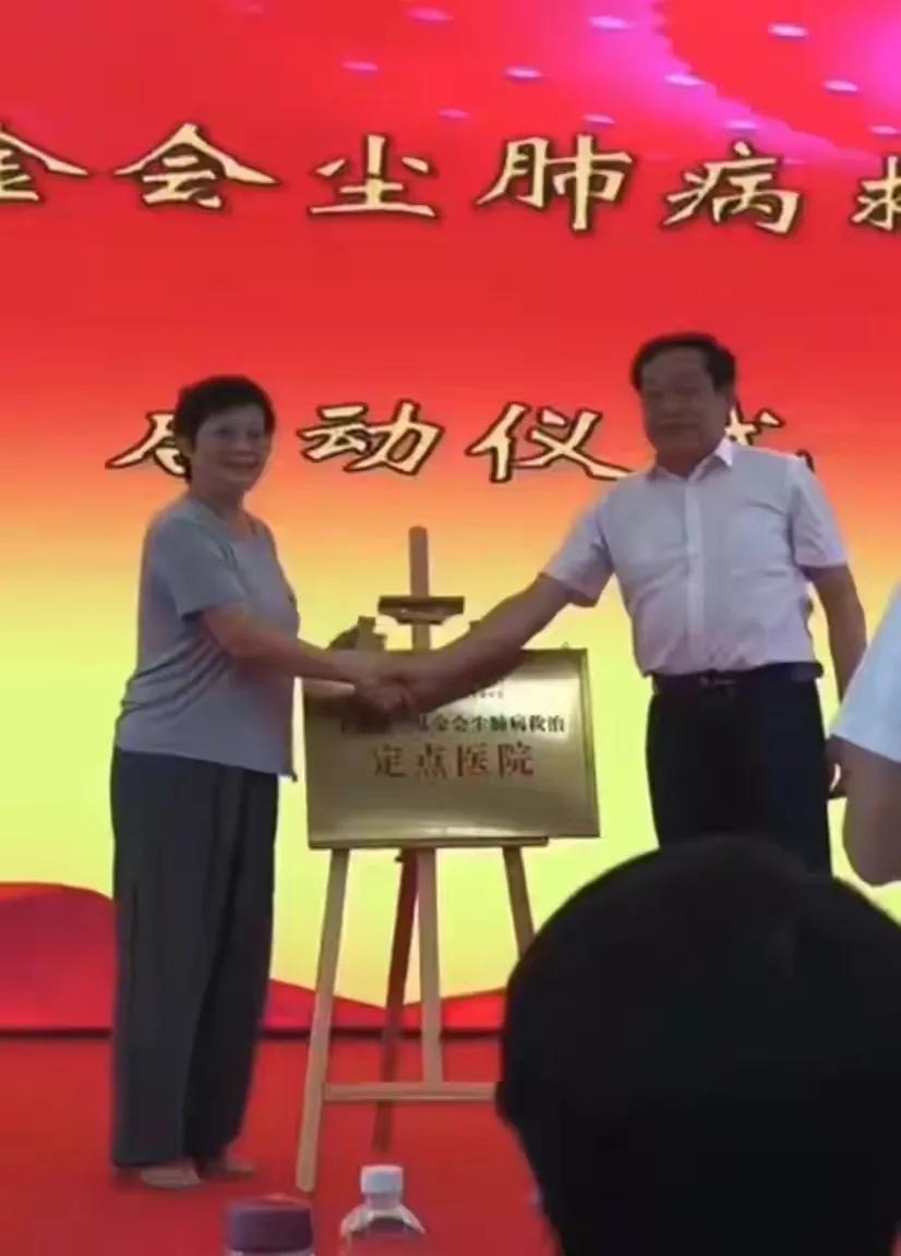 加菲猫说时尚|49岁陈慧琳近照曝光！一袭黑西装复工拍大片，脸变男相却超年轻