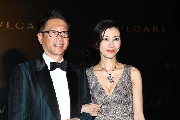 何有强|“豪门太太”李嘉欣气质绝了！穿一件灰色的吊带裙亮相，高贵大气