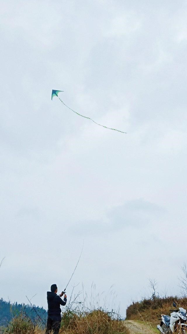 长江|往天上发展?禁渔期,这些钓鱼人搞起了新花样,渔政人员现场观察