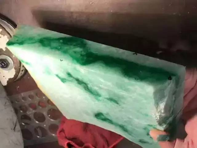 哈轩翡翠|「最差公盘」中唯一能打的翡翠标王拍得7200万，它凭什么？