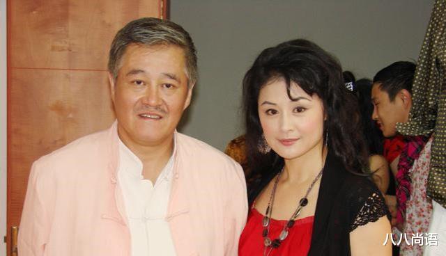 赵本山|赵本山不坐私人飞机，坐高铁罕见出镜，看起来比实际年龄苍老很多