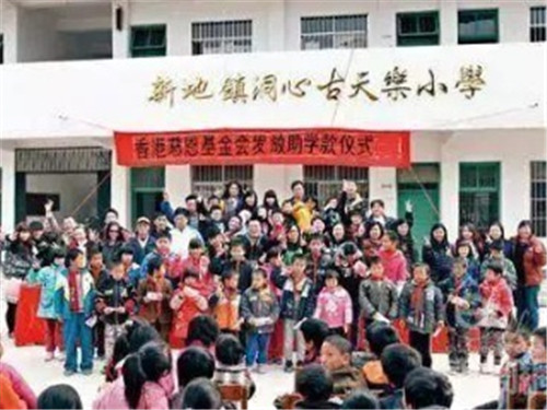 周星驰|女粉丝当众跪求古天乐借100万治病，古天乐说了9字，暴露真实人品