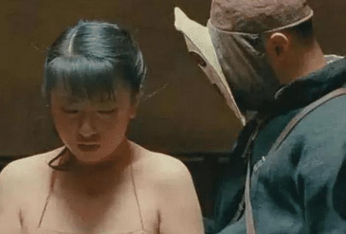 电影|女子第一次演戏“肚兜”被扯飞，导演也没聊到，却造就了经典