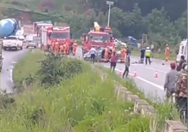 云南 揪心！云南丽江发生严重车祸致4死2伤，现场曝光