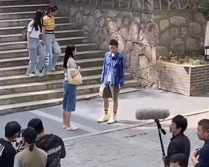 关晓彤|网友偶遇关晓彤拍戏，牛仔裙又土又丑小腹显胖，张一山驼背像老头