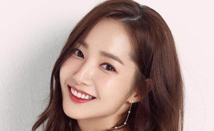 朴敏英|《金秘书》朴敏英解放性感！最新时尚大片露美背、晒辣腿！