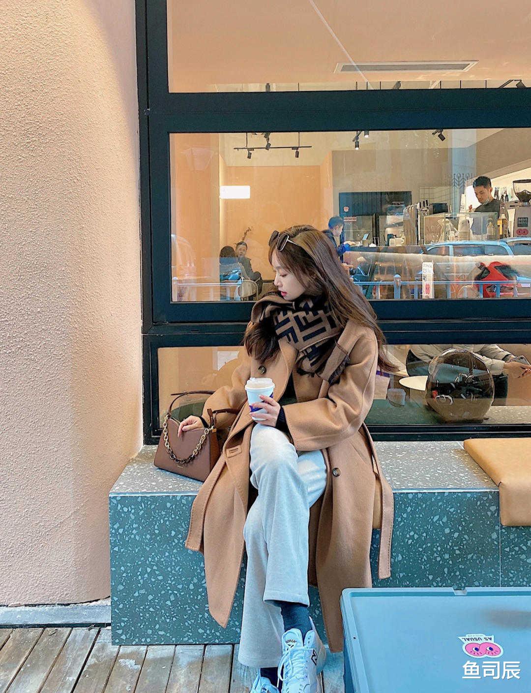 鱼司辰 秋冬、比黑白灰更炸街的是什么颜色？当然是大地色大衣，又飒又美