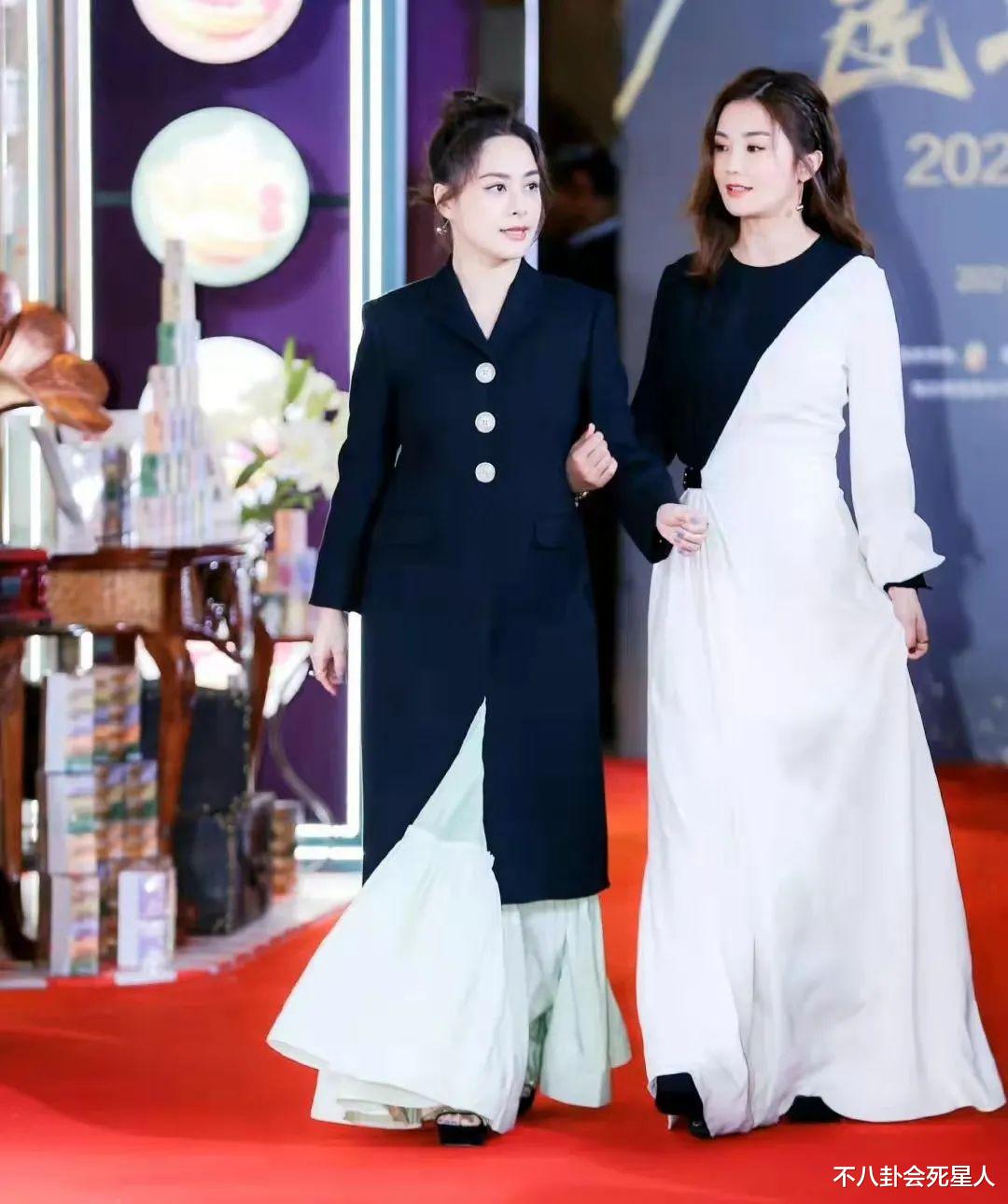 花仙子|明星身高内卷太严重，踩恨天高走红毯，合影狂垫脚，增高垫好明显