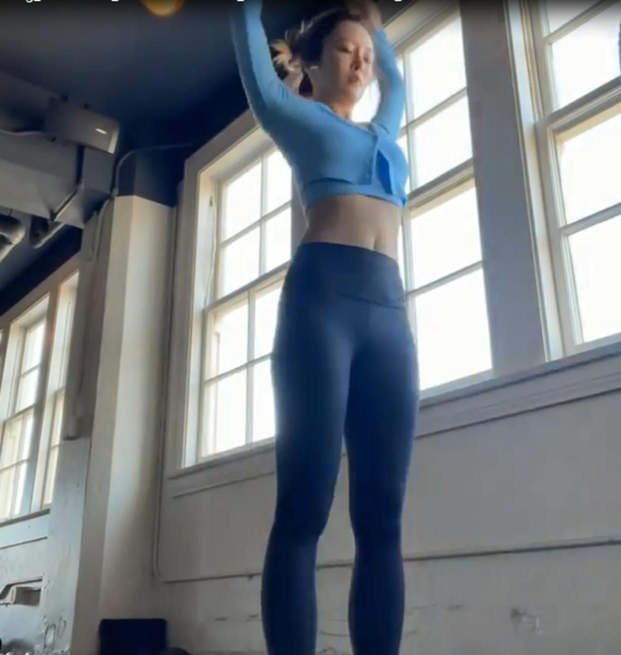 彬仔说经典|31岁张曦雯做瑜珈露出惊人马甲线,高挑身形相当吸睛