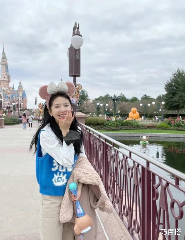 巧百搭 章若楠太适合穿毛衣了！圆领V领高领开衫都能驾驭，上身效果超美