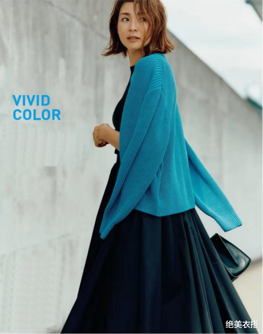 绝美衣搭|凭什么早秋一定穿奶茶色?我偏不!最时髦的“亮色配色”,大爱啊