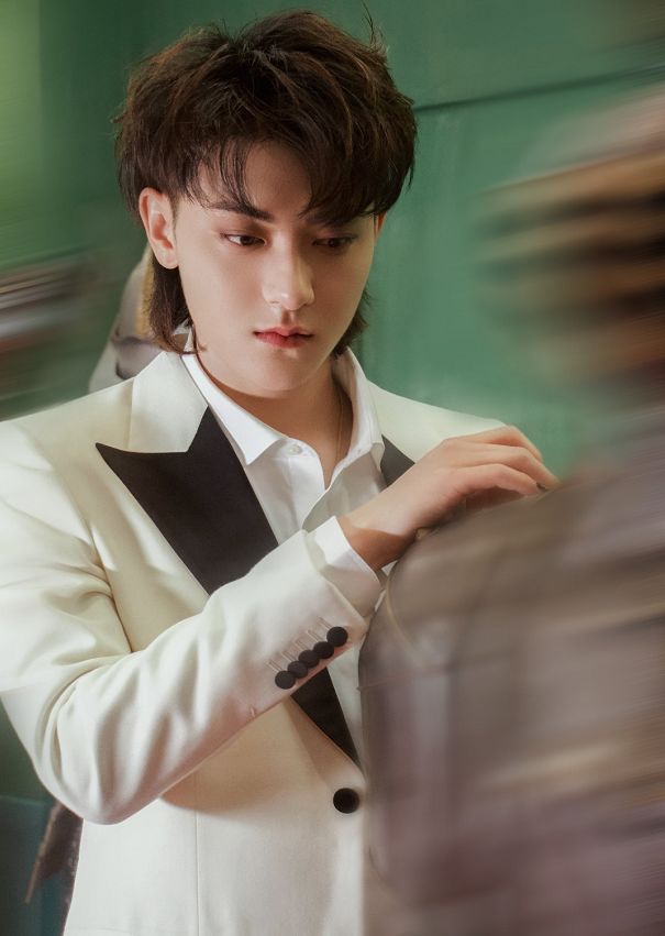 黄子韬|继京剧、电竞之后，黄子韬又公布新爱好！配图一出，感觉有点“娘”