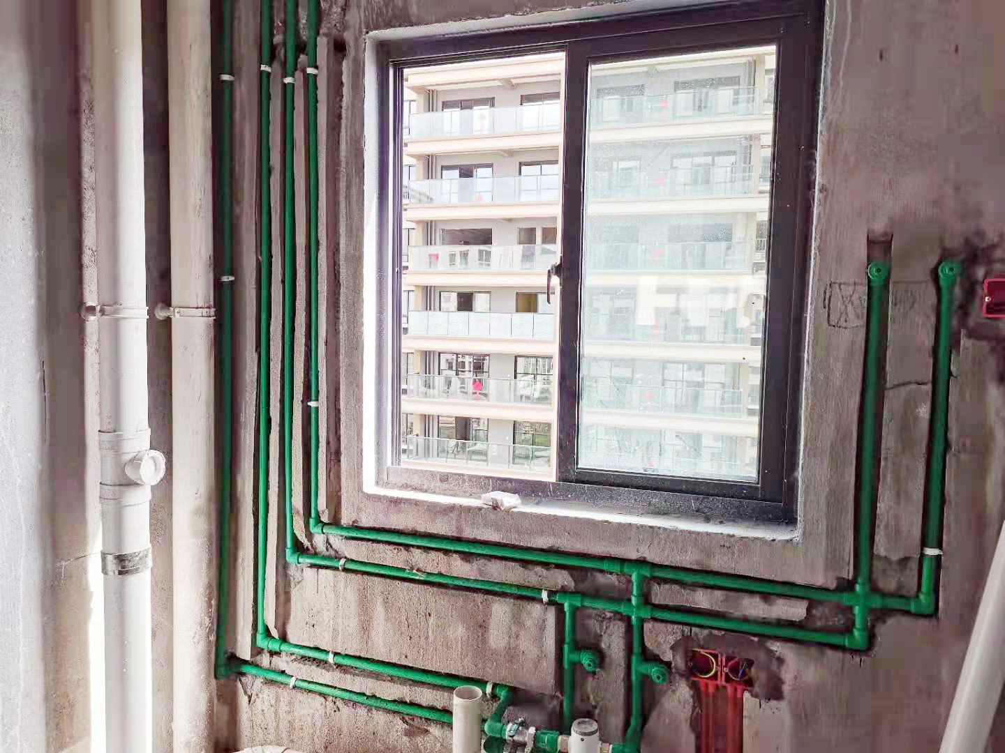 五分钟学装修|昆明装修水路改造,走顶好还是走地好,看看十年老师傅怎么说