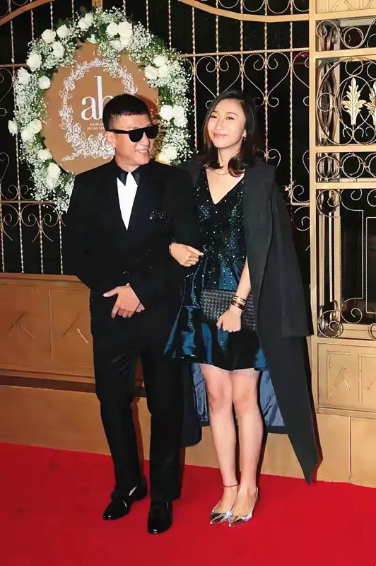 全球时尚号|孙红雷和小15岁娇妻同框，王骏迪穿短裙秀超模腿，不愧是郎才女貌