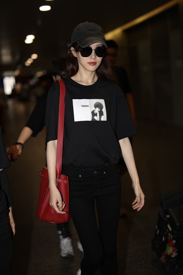 穿衣搭配|唐嫣真挺会扮嫩的，穿粉色运动服还扎双马尾，跟大学生没啥区别